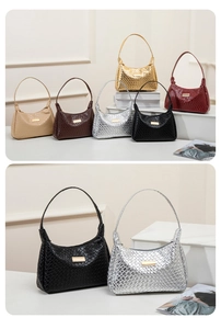 Vue détaillée des sacs hobo tissés en six couleurs avec des ferrures en métal doré
