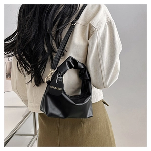 Dettaglio borsa minimalista in pelle PU nera con manico scrunchie e tracolla staccabile