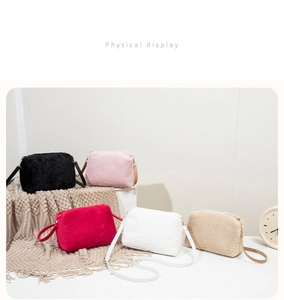 Collection de sacs à maquillage en peluche en cinq couleurs sur un présentoir