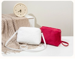 Gros plan de sacs bandoulière en peluche blanc et rouge avec texture en fausse fourrure