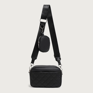 Sac bandoulière matelassé noir avec large sangle et accessoire porte-monnaie rond