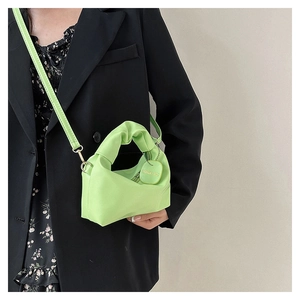Borsa cloud arricciata verde neon con manico annodato e ciondolo con logo alla moda