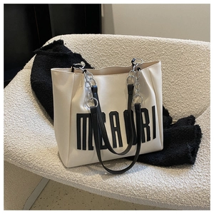 Détail du sac cabas blanc avec lettrage MEADRI noir et bandoulière en chaîne métallique