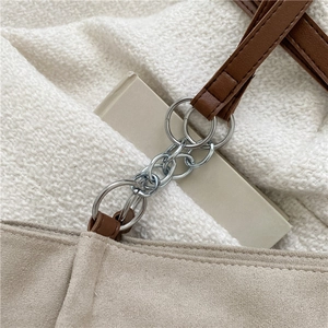 Sac cabas en daim beige avec bandoulière en cuir marron et détails de chaînes en argent