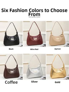Vue détaillée de six sacs bandoulière tressés en plusieurs couleurs avec boucles dorées