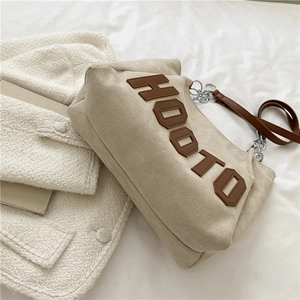 Sac fourre-tout beige en daim avec lettres HOOTO en cuir et bandoulière en chaîne