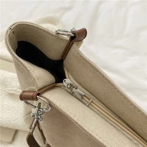 Sac cabas minimaliste en daim beige crème avec anses en cuir marron et fermeture éclair argent