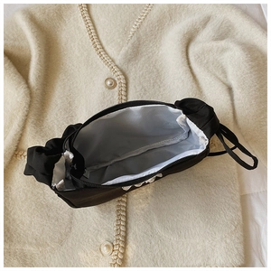 Detailansicht der schwarzen Falten-Tasche mit Innenfutter und praktischer Handschlaufe