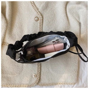 Innenansicht der schwarzen Falten-Tasche mit Platz für Handy und Parfümzubehör