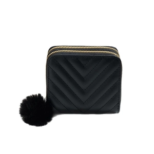 Portefeuille noir avec surpiqûres en V, double fermeture éclair et pompon en peluche décoratif