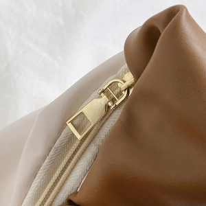 Borsa a tracolla a pieghe alla moda in pelle marrone e beige con finiture in oro