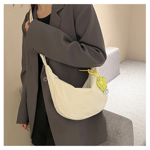 Sac bandoulière demi-lune crème chic avec un charme de fleur jaune