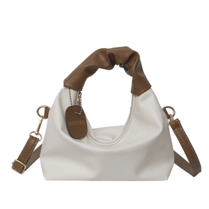 Borsa in pelle PU bianca con manico marrone a pieghe e tracolla regolabile