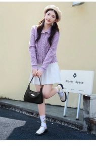 Sac porté épaule noir texturé avec cardigan lavande et jupe plissée blanche