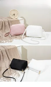 Détails de sacs à bandoulière en peluche rose, blanc et noir avec ferrures dorées