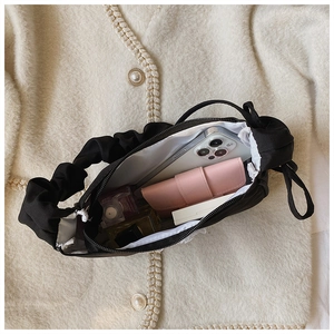 Detailansicht der schwarzen Falten-Tasche mit Platz für Smartphone und Kosmetik