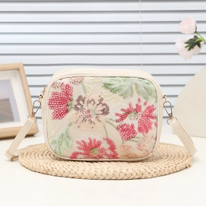 Borsa a tracolla crema con ricamo floreale di paillettes e dettagli in metallo dorato