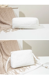 Détail du sac à bandoulière en peluche blanche avec fausse fourrure et boucles dorées