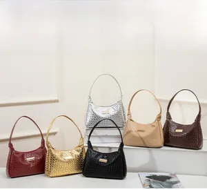 Vue détaillée de sacs portés épaule à texture tressée en six coloris avec boucles dorées