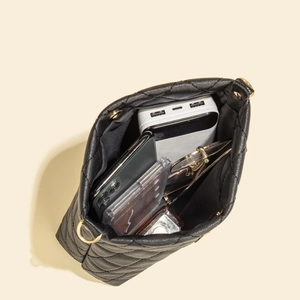 Sac seau matelassé à losanges avec breloques doubles grues et rangement intérieur spacieux