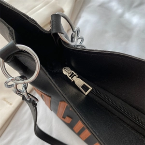Sac fourre-tout noir en cuir PU avec écusson lettre et fermeture éclair argentée 2023