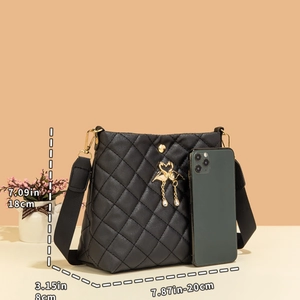 Sac seau matelassé avec breloques grues et dimensions 20x18x8cm avec smartphone
