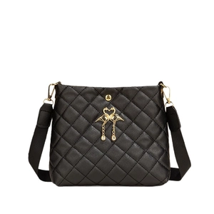 Sac seau matelassé noir avec breloques flamants dorés et large bandoulière