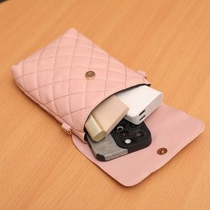 Sac à bandoulière rose matelassé pour téléphone avec chaîne et boucle perle