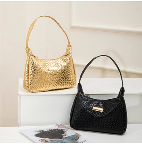 Détails de la texture tissée et des finitions métalliques sur les sacs chic
