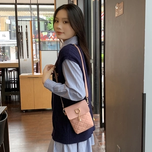 Mini sac à bandoulière rose matelassé avec charme perle chat doré pour femme tendance