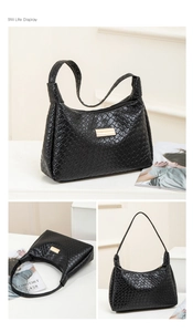 Détails de la texture tissée noire du sac avec boucle métallique dorée élégante