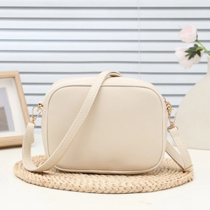 Borsa fotografica ricamata con fiori e paillettes su un tappetino intrecciato