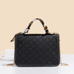 Elegante borsa a mano nera trapuntata da donna con manico in foulard e catena oro