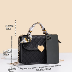 Borsa trapuntata nera con chiusura a cuore dorata e manico avvolto da foulard