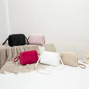 Sac Bandoulière En Peluche Fausse Fourrure Avec Bandoulière En Cuir Synthétique Matériel En Alliage Fermeture Éclair Femmes