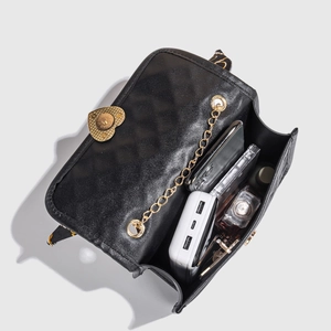 Borsa a tracolla trapuntata nera con chiusura a cuore dorata e interno capiente