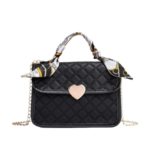 Elegante borsa trapuntata nera con chiusura a cuore e raffinato foulard di seta colorato