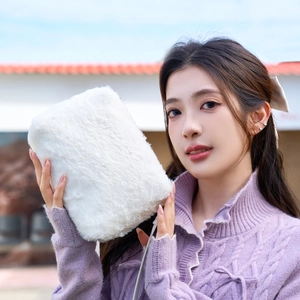Sac chauffe-mains en peluche blanche avec texture douce en fausse fourrure et lanière