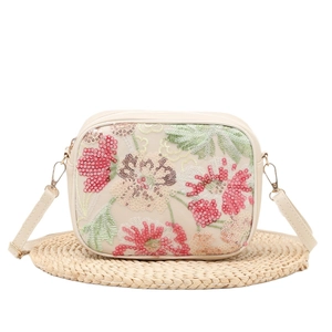 Borsa a tracolla beige ricamata con fiori e paillettes su base in paglia intrecciata