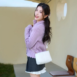 Cardigan violet en tricot torsadé avec sac à bandoulière blanc en peluche pour l'hiver