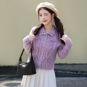 Cardigan violet en maille torsadée pour femme avec nœuds et bordures ondulées blanches