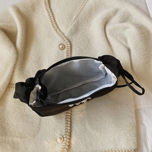 Schwarze Schultertasche mit Falten, Innenfutter und Reißverschluss in der Nahansicht