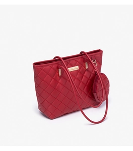 Dettaglio borsa shopper trapuntata rossa con mini astuccio e targa in metallo dorato