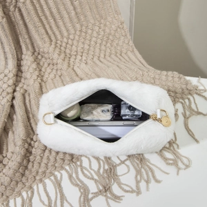 Sac à bandoulière en fausse fourrure blanche avec texture pelucheuse et fermeture dorée