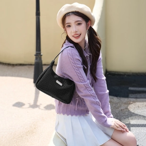 Sac bandoulière chic noir à texture tressée avec boucle argentée et fine sangle