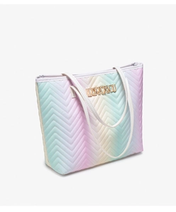 Détail du sac cabas dégradé macaron avec surpiqûres en V et logo en métal doré