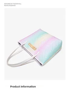 Détail du matelassage en V et du logo doré sur le sac fourre-tout à dégradé
