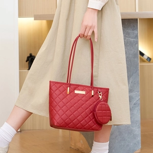 Borsa tote rossa trapuntata da donna con placca dorata e portamonete coordinato