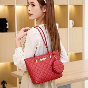 Grande borsa tote rossa trapuntata con portamonete rotondo abbinato indossata da modella