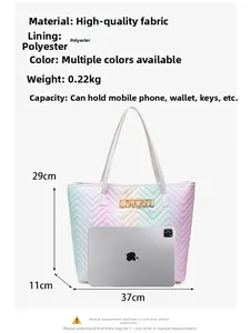 Comparaison de taille du sac cabas dégradé arc-en-ciel avec logo près d'une tablette